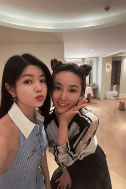 谢楠晒照为陈妍希庆生 透露其开放自己家当练舞室