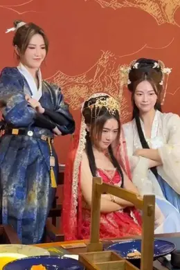 TVB小花古装造型惊艳亮相,低V薄纱引热议,与吴若希搞怪互动