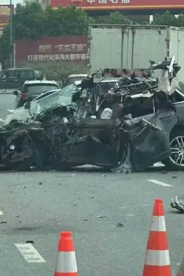 宁波一保时捷今早发生车祸,致1死1伤