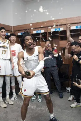 CBA|直击更衣室:辽宁本钢庆祝夺冠