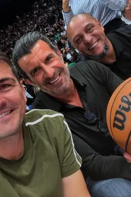卡西社媒晒照,和菲戈、卡洛斯、亨利、小罗等看NBA季前赛