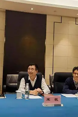 国足回大连当晚开始训练,中国足协主席宋凯探班国足,鼓励球队踢沙特打出血性