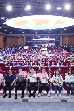 全网爆红的“汽修女孩”古慧晶携电影《加油吧!娜依拉》巡回路演,与职校学子共赴追梦之约