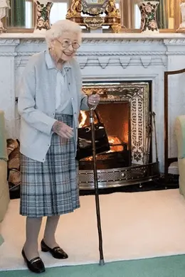 英国前首相约翰逊爆已故英女王生前身患骨癌,美媒:此举打破王室礼仪引发争议