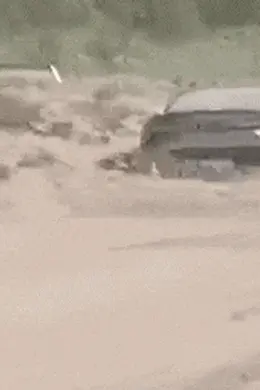 突发!四川汶川突发泥石流,现场有车辆受困