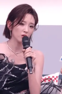 唐艺昕回应胸口皮肤泛红:不用太担心,就是一时压力大的应激反应
